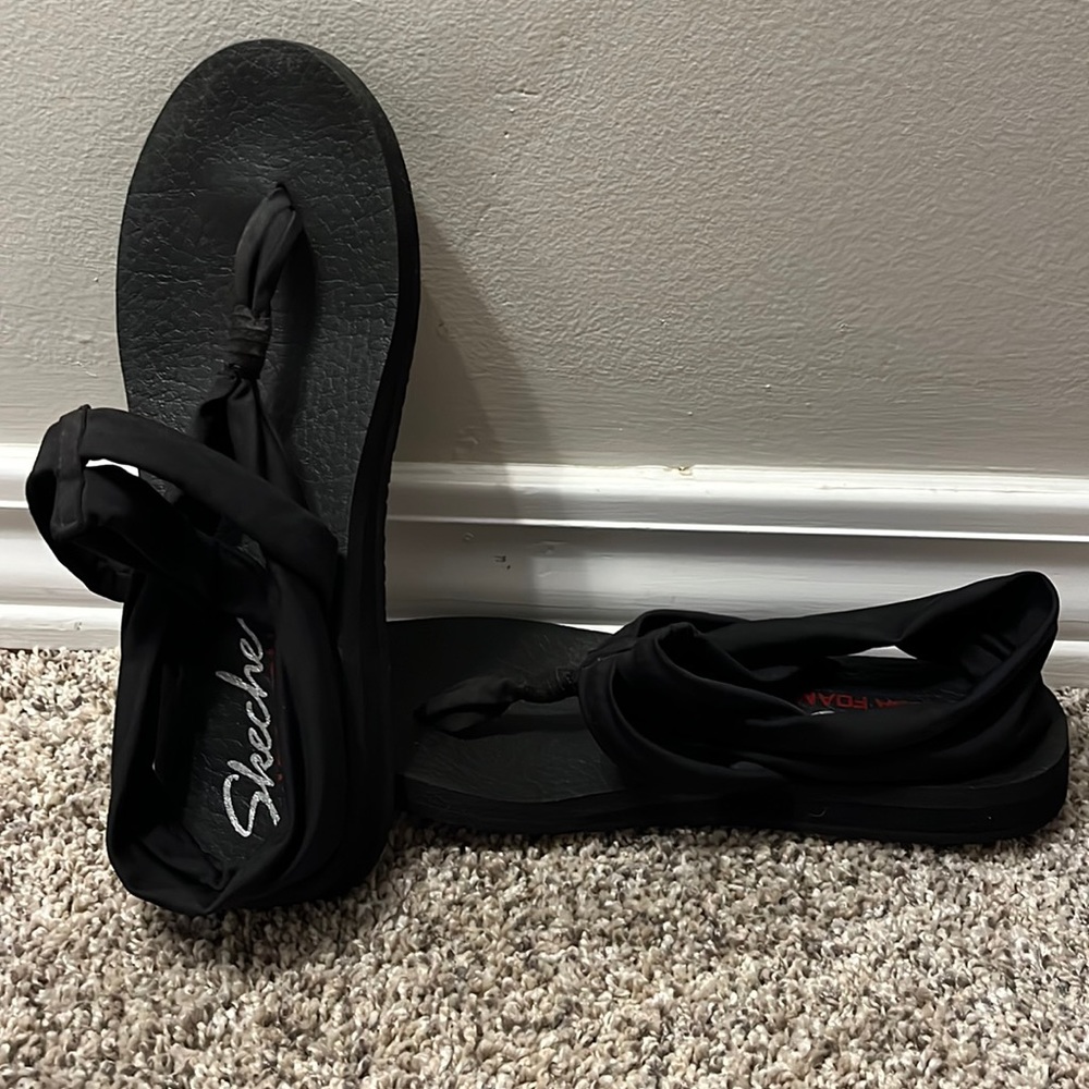 Skechers yoga foam sandals with back strap